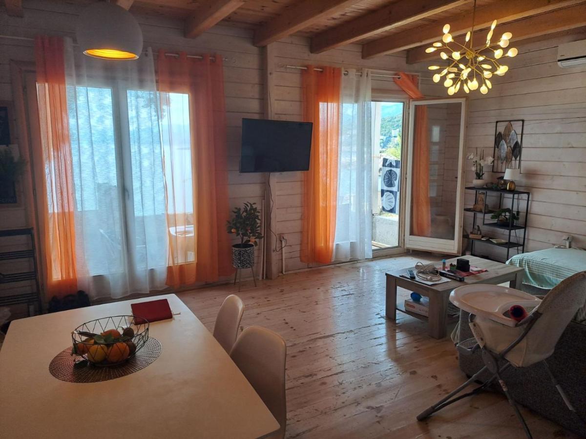 SeaStar Apartment Utjeha Bagian luar foto